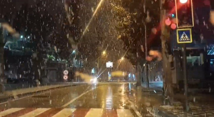 Uludağ'da etkili olan kar, kent merkezine de indi