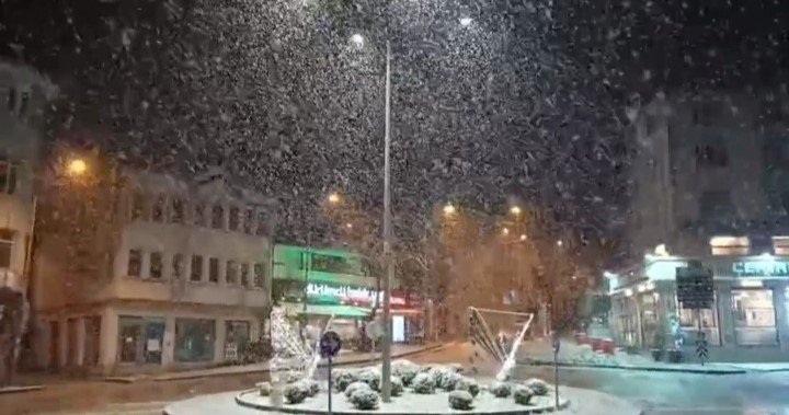 Uludağ'da etkili olan kar, kent merkezine de indi