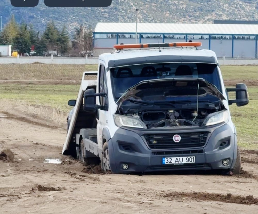 Kestirme yol zincirleme krize dönüştü! Kurtarmaya giden de çamura saplandı