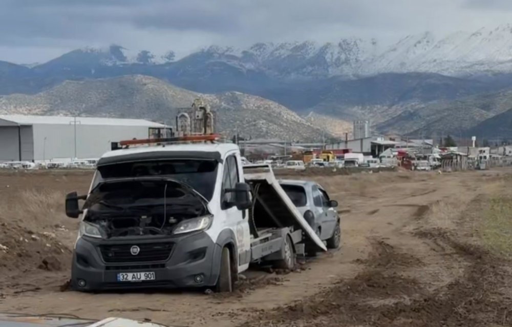 Kestirme yol zincirleme krize dönüştü! Kurtarmaya giden de çamura saplandı