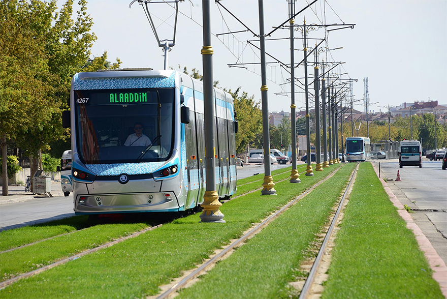konya-tramvayi-yesil-cimli.jpg