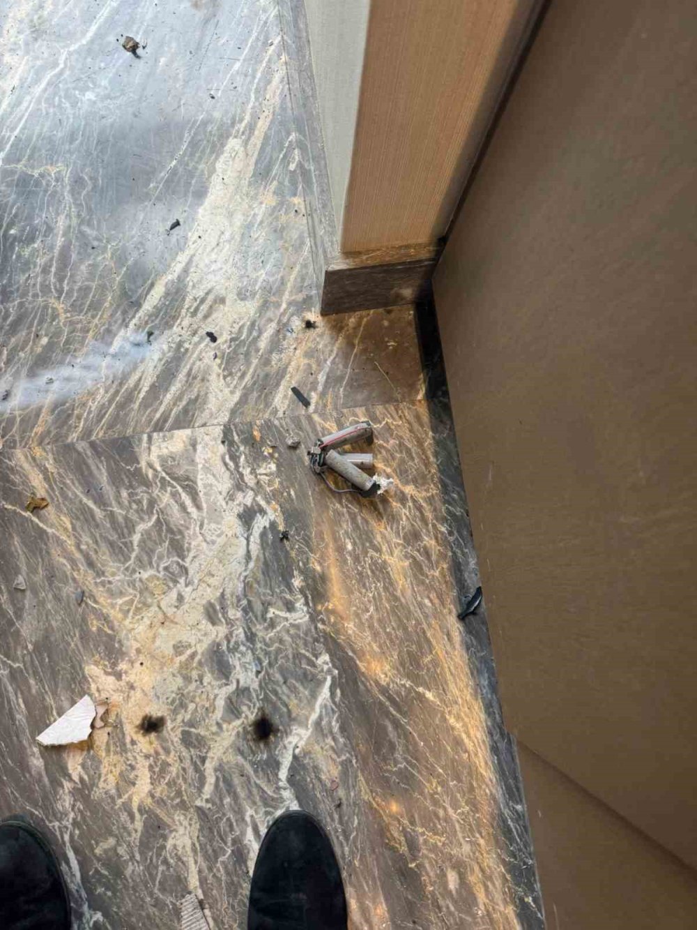 Lüks siteye getirilen kargo paketi bomba gibi patladı! O anlar kamerada