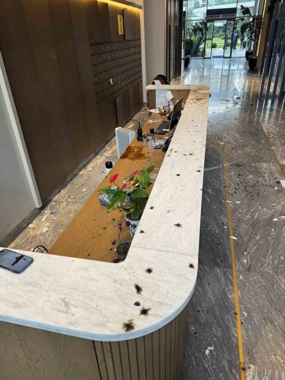 Lüks siteye getirilen kargo paketi bomba gibi patladı! O anlar kamerada