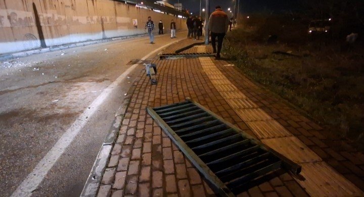 Gece Yarısı Zincirleme Tehlike: Bariyerler Yola Uçtu