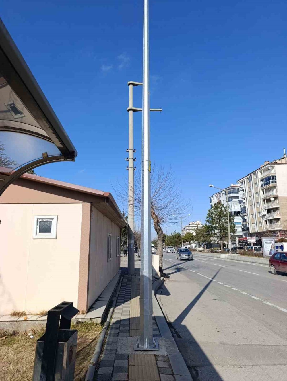 Kaldırımdaki engelli yoluna elektrik şirketinden engel