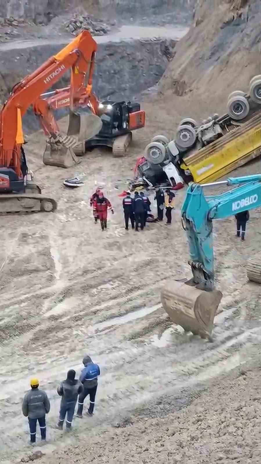 Malzeme boşaltırken uçuruma yuvarlanan kamyonun sürücüsü hayatını kaybetti