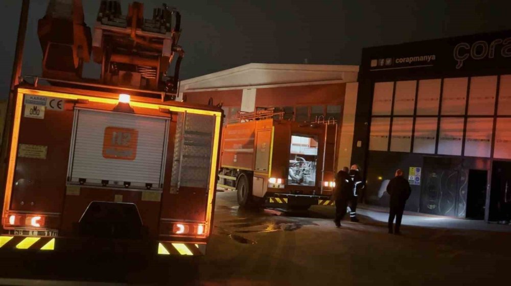 Yangın çıktı, çoraplar tutuştu! Alevler tüm fabrikayı sardı