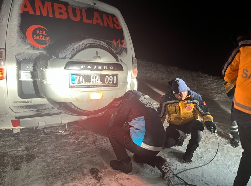 Yoğun kar ve tipi, sağlık ekiplerini durdurmadı