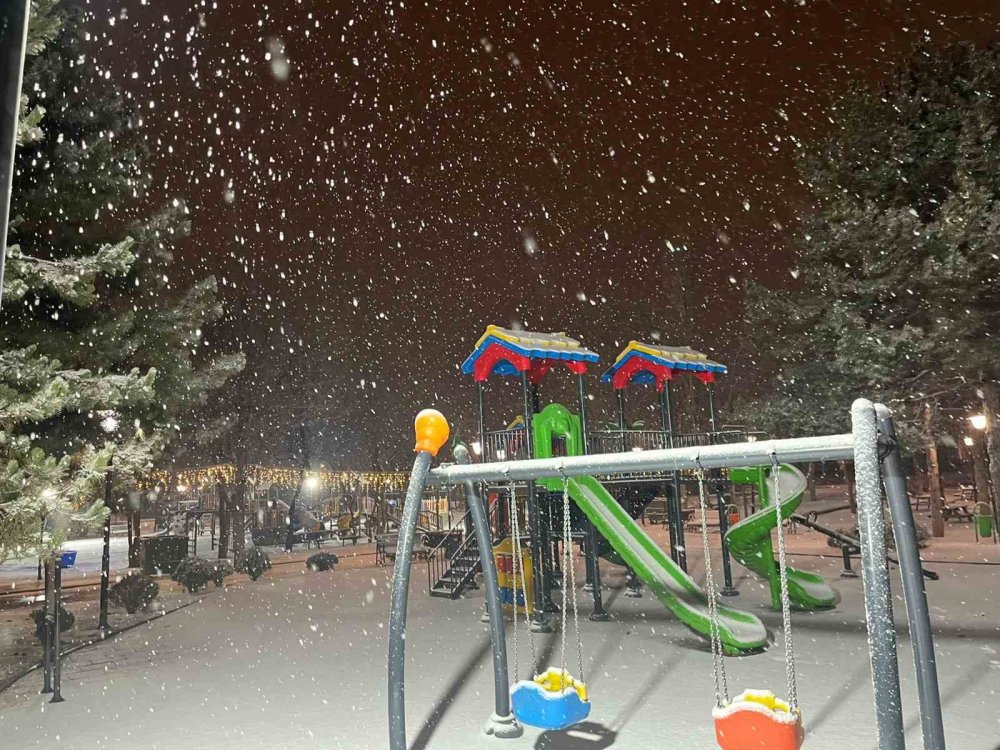 Ankara'ya kar yağdı