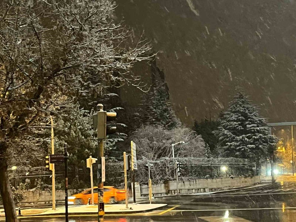 Ankara'ya kar yağdı