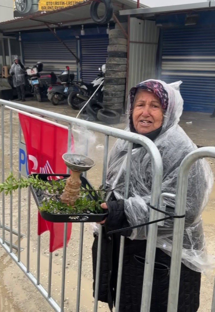 Nazar değmesin diye tütsü getirdi kendini yaktı