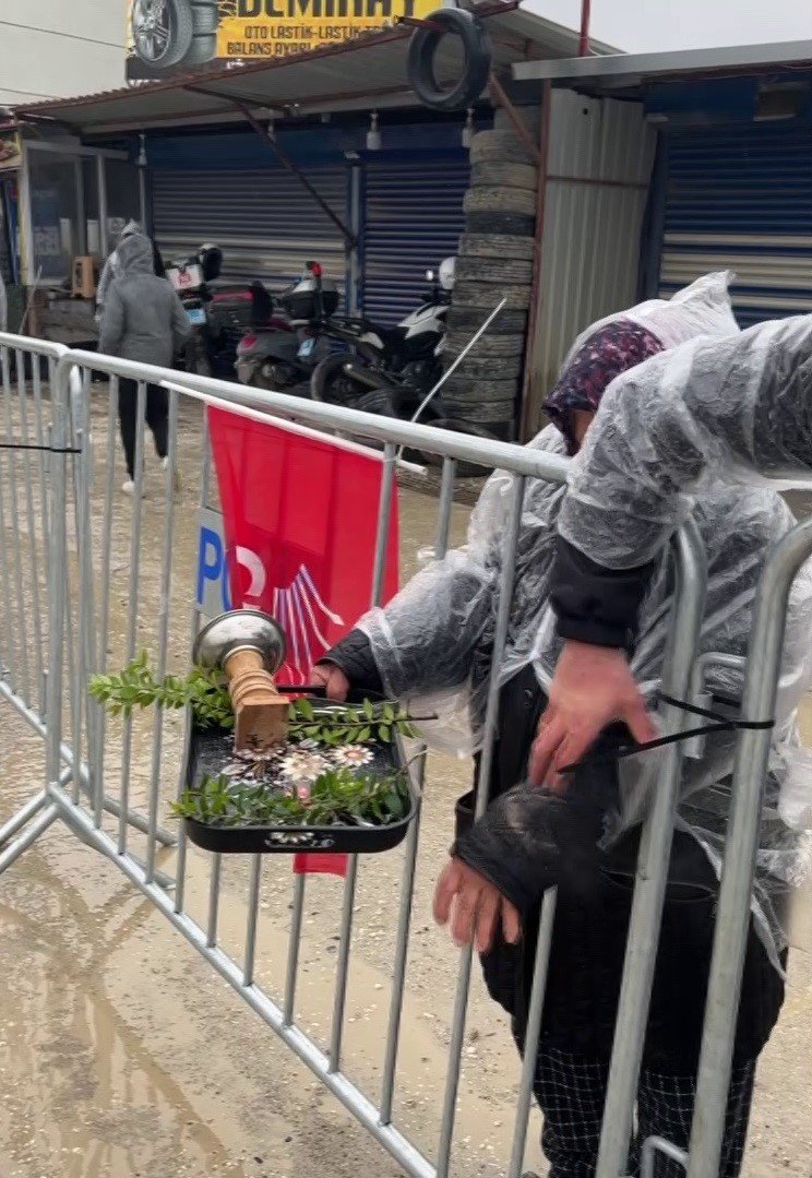 Nazar değmesin diye tütsü getirdi kendini yaktı