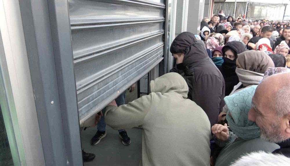 Bursa’da İndirim Alarmı: Soğuk Hava Pes Etti, Kuyruk Etmedi