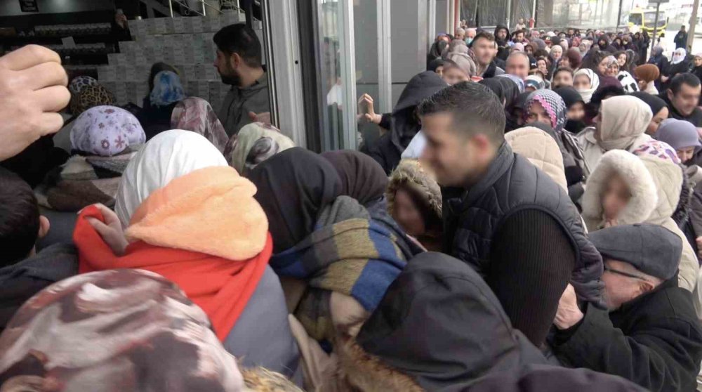 Bursa’da İndirim Alarmı: Soğuk Hava Pes Etti, Kuyruk Etmedi