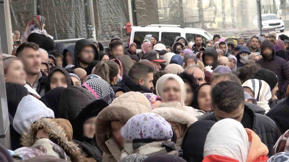 Bursa’da İndirim Alarmı: Soğuk Hava Pes Etti, Kuyruk Etmedi