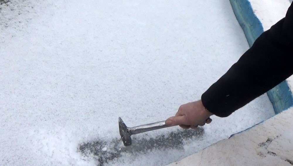 Eksi 15 Karapınar’ı dondurdu: Süs havuzu buz tuttu