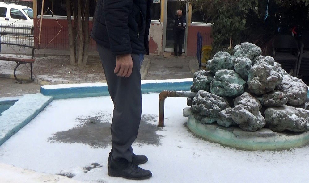 Eksi 15 Karapınar’ı dondurdu: Süs havuzu buz tuttu