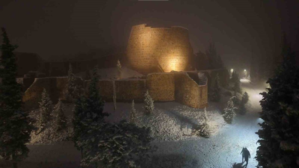 Kar Yağdı, Aydos Kalesi Kartpostala Döndü