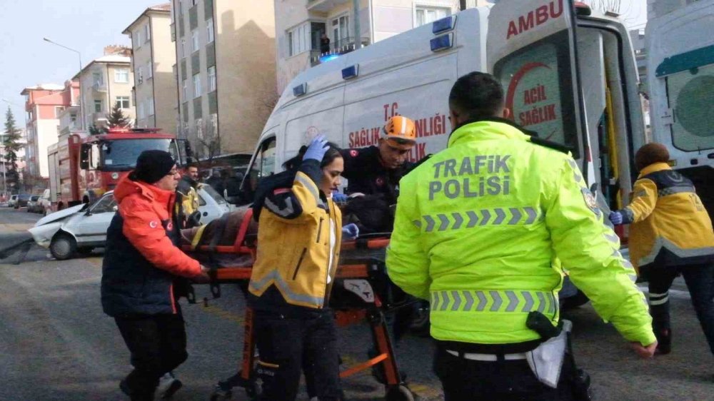 Kavşakta kaza! Karı koca yaralandı, kadının durumu ağır