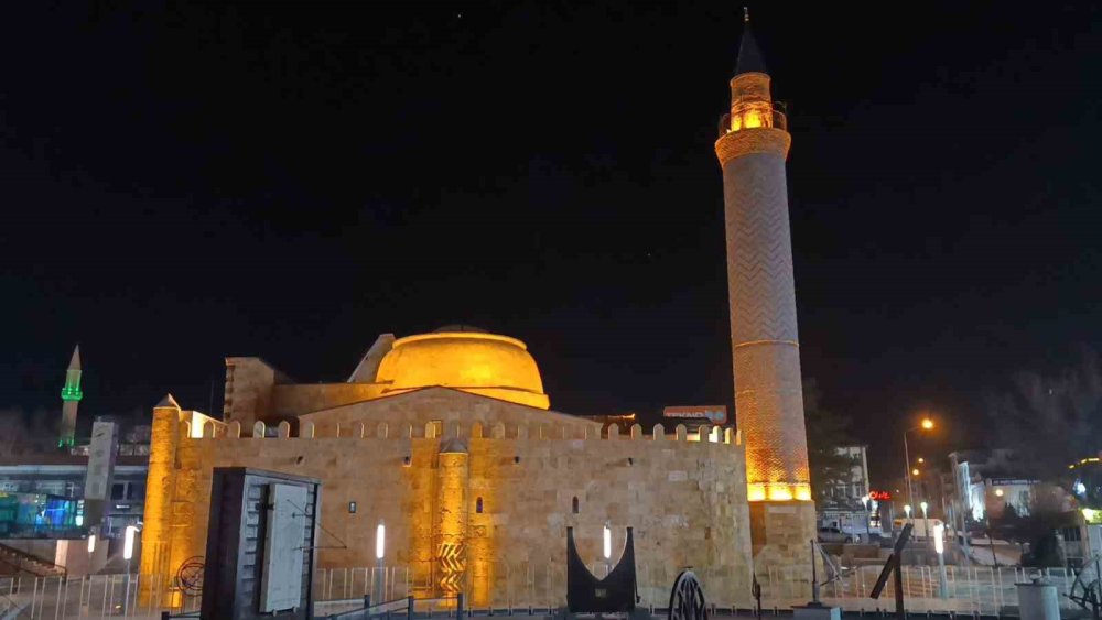 Selçuklu mirasında kovalı önlem: Cacabey Medresesi’nde sızıntı