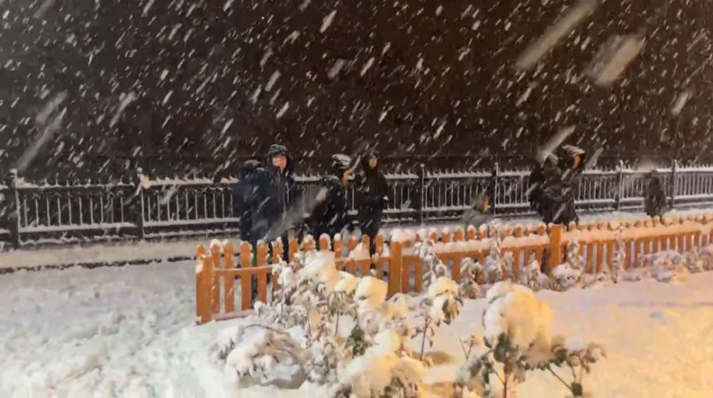 Ulus’ta kar sevinci: Protokol vatandaşlarla kar topu oynadı