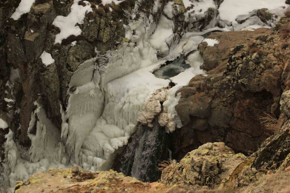Afyon dondu, şelale Pamukkale'ye döndü