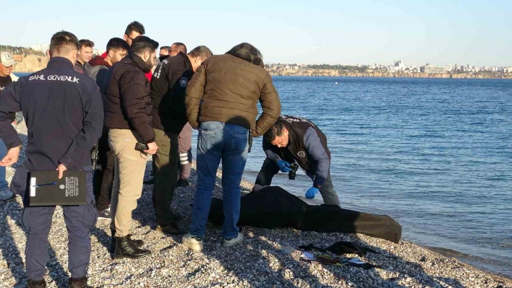 Balığa çıkan iki arkadaşın oltasına ceset takıldı