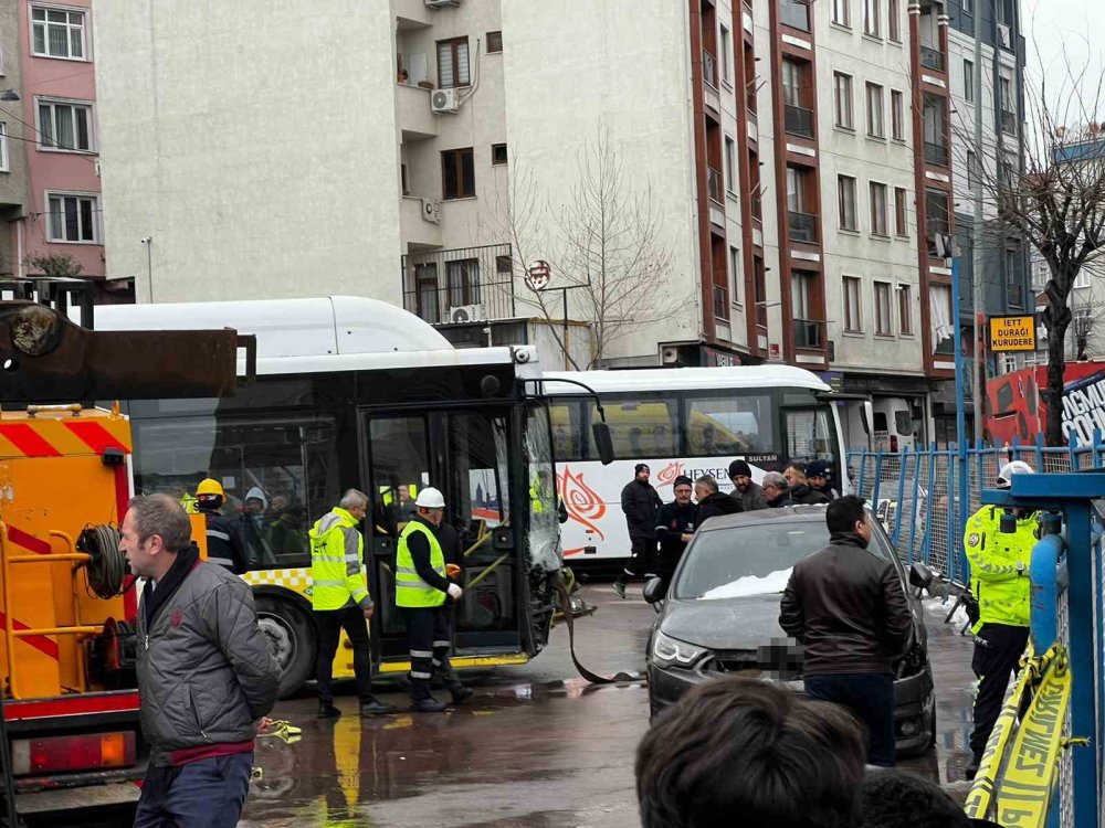 İçinde yolcularla otoparka daldı