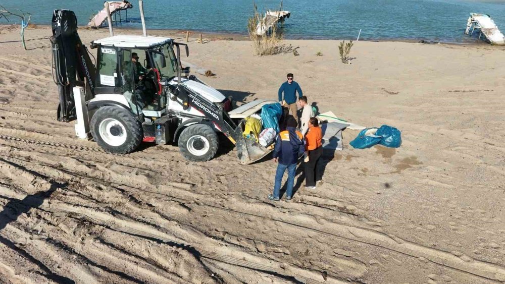 Fırtına vurdu, gönüllüler topladı! 5 saatte 52 torba çöp