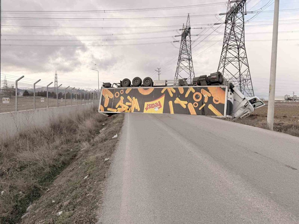 Afyon'da devrilen tır karayolunu ulaşıma kapattı