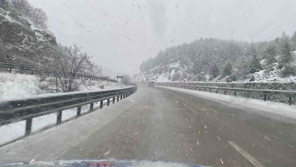 Afyonkarahisar’a kar yağdı kaza oldu yollar kapalı