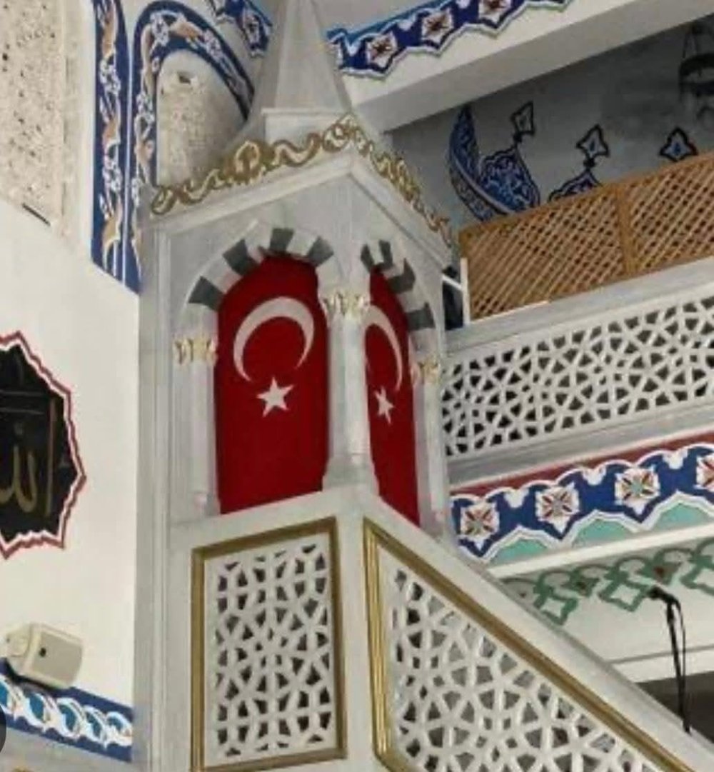 Cuma hutbesine Türk bayrağı asılsın önerisi gündem oldu