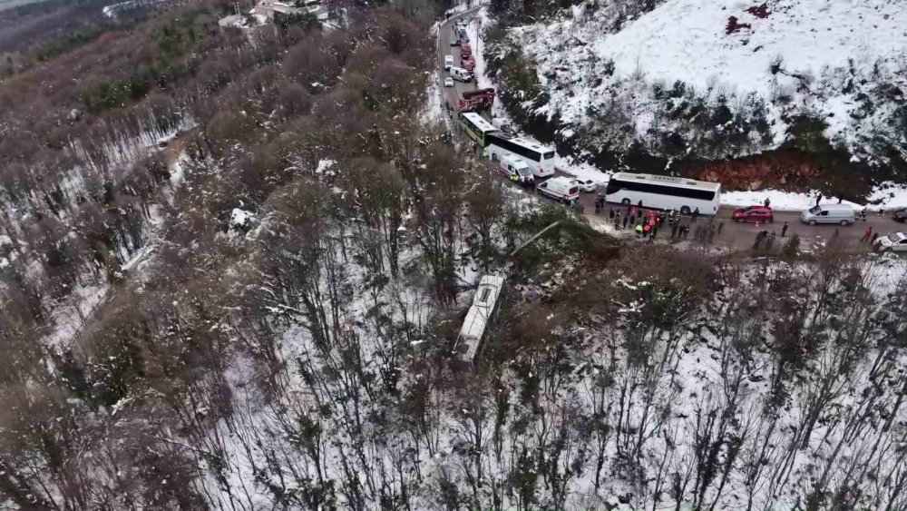 Kartepe’de Teleferik Hattında Sefer Yapan Otobüs Şarampole Yuvarlandı