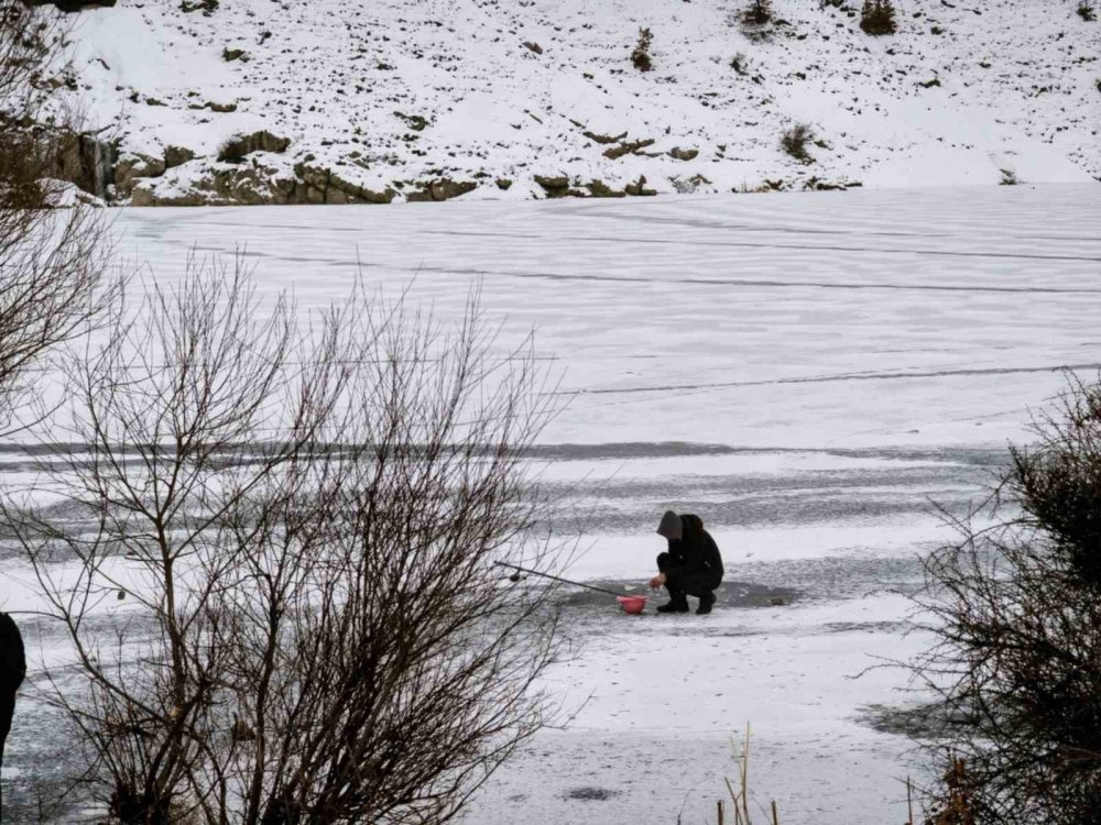 Konya'daki gölet önce su sonra buz tuttu