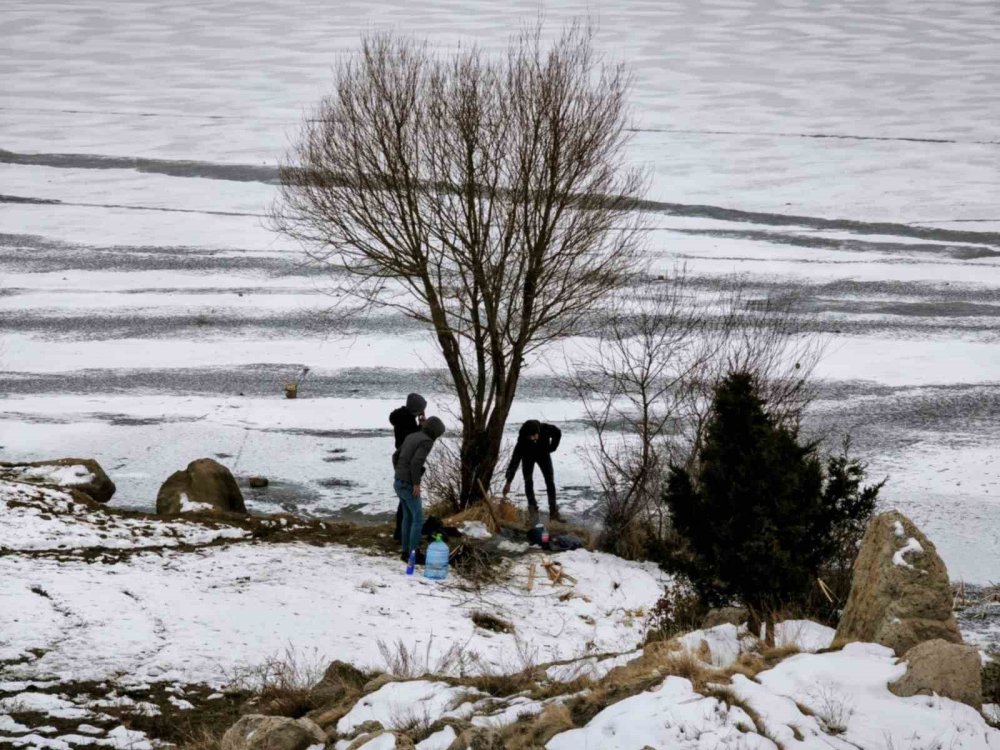 Konya'daki gölet önce su sonra buz tuttu