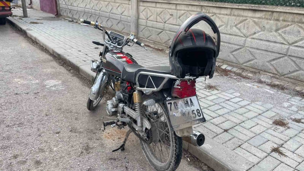 Otomobilin tamponu motosikletlinin çenesi kırıldı