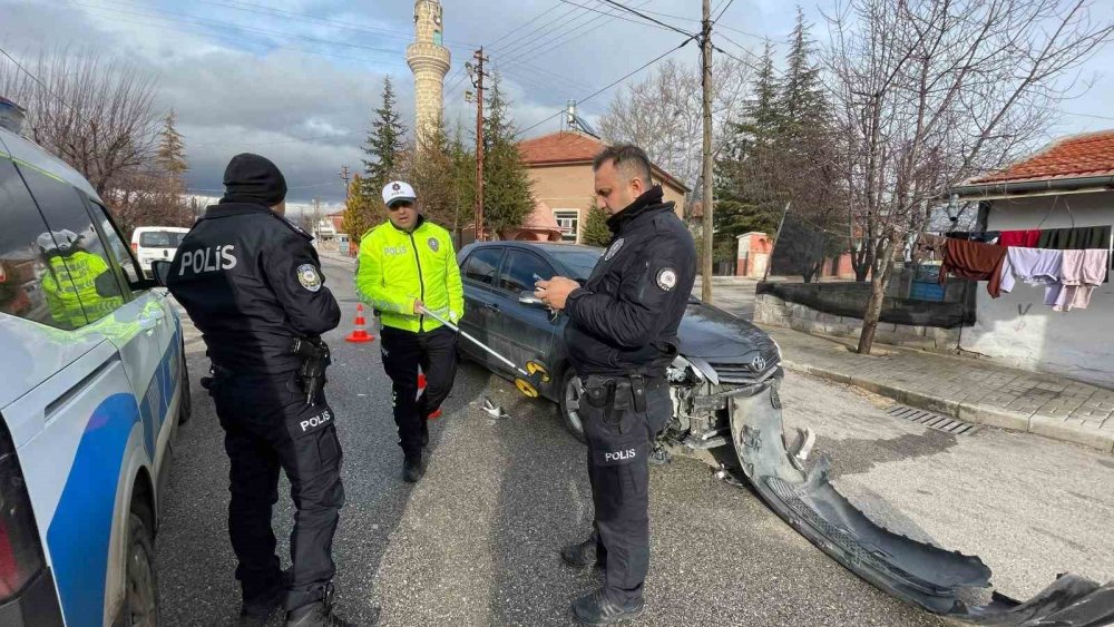 Otomobilin tamponu motosikletlinin çenesi kırıldı