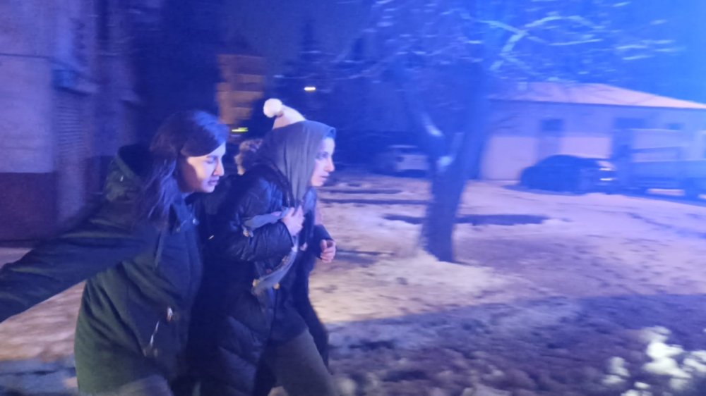 Yanan binada panik anları! 6 kişi böyle kurtarıldı