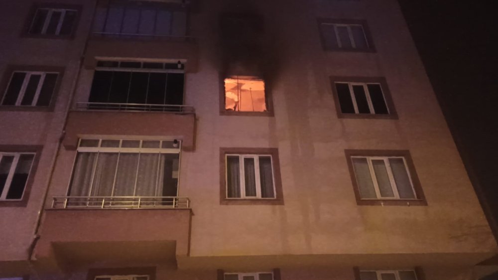 Yanan binada panik anları! 6 kişi böyle kurtarıldı