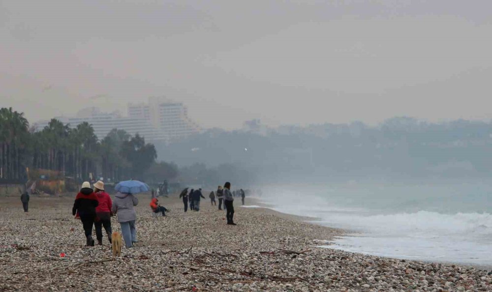 Deniz insanlara ait olanı geri verdi
