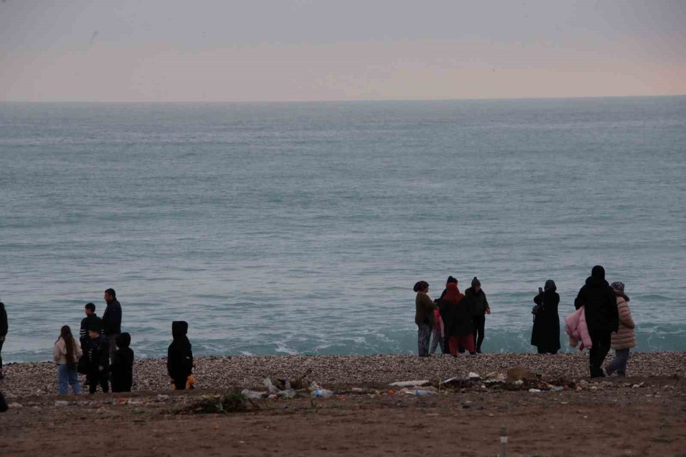 Deniz insanlara ait olanı geri verdi
