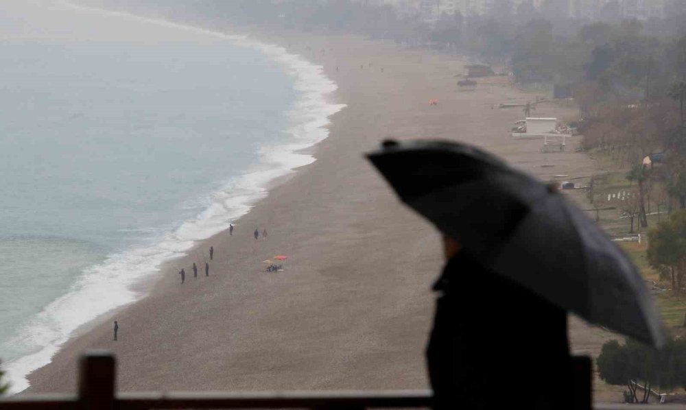 Deniz insanlara ait olanı geri verdi