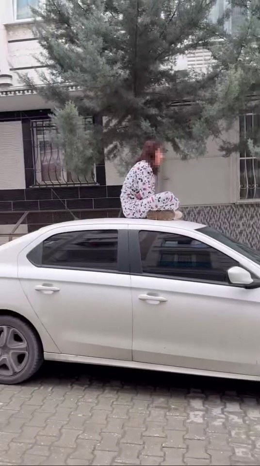 Kaput üstü terapi! Aracın üstünde tepindi