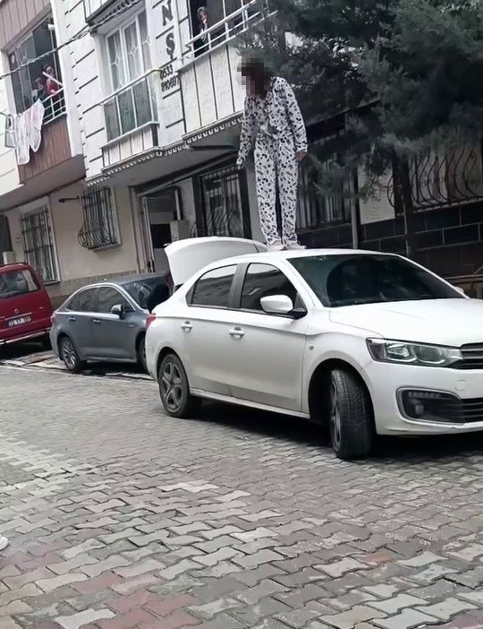Kaput üstü terapi! Aracın üstünde tepindi
