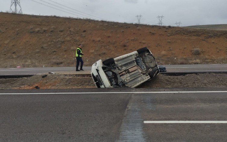 Kulu’da otomobil refüje devrildi: Aynı aileden 4 yaralı
