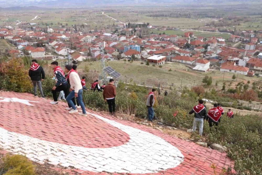 Asker adayları ilk nöbetlerini köylerindeki bu tepede tutuyor