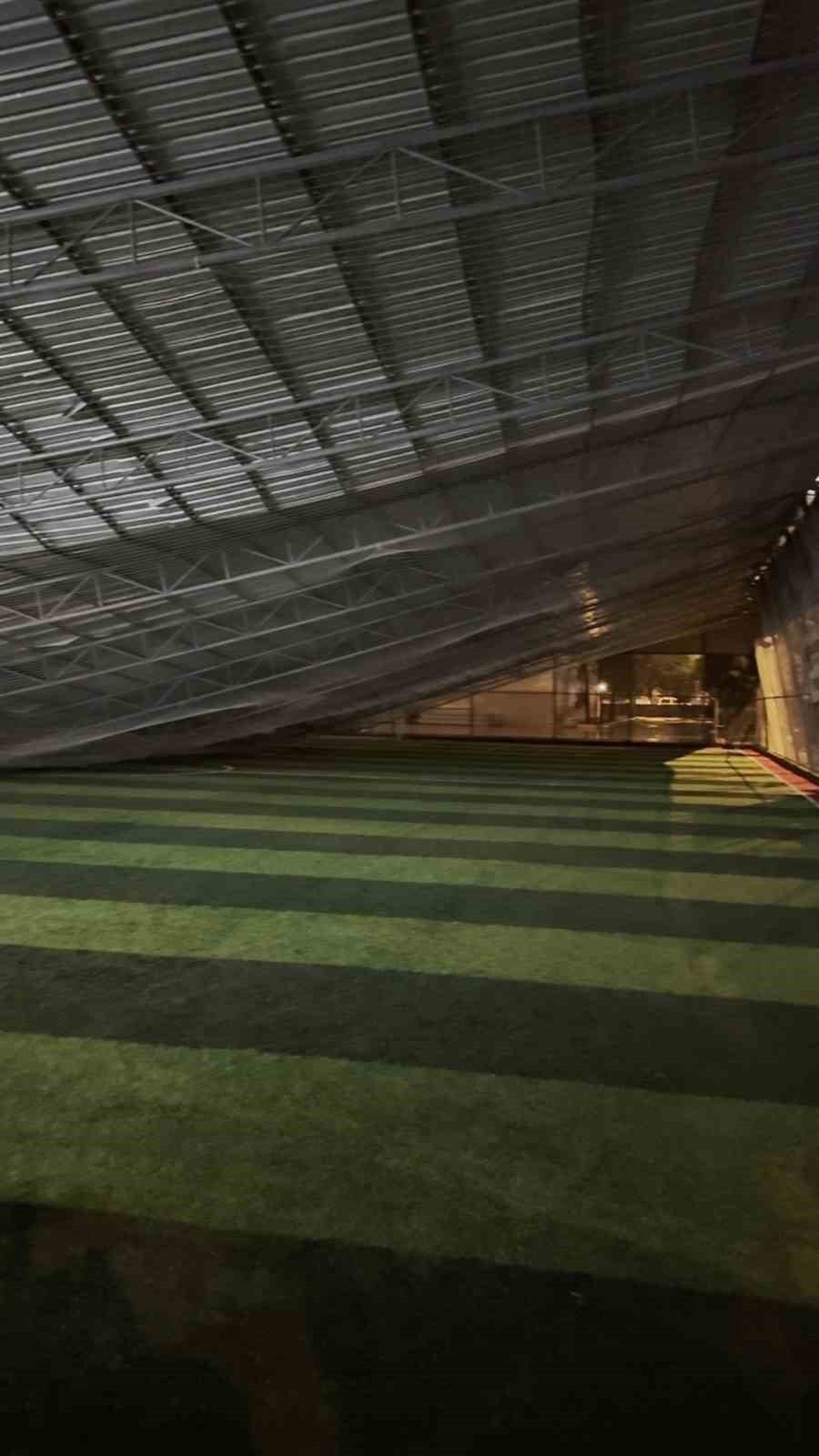 Şiddetli rüzgar Antalya'yı savaş alanına çevirdi