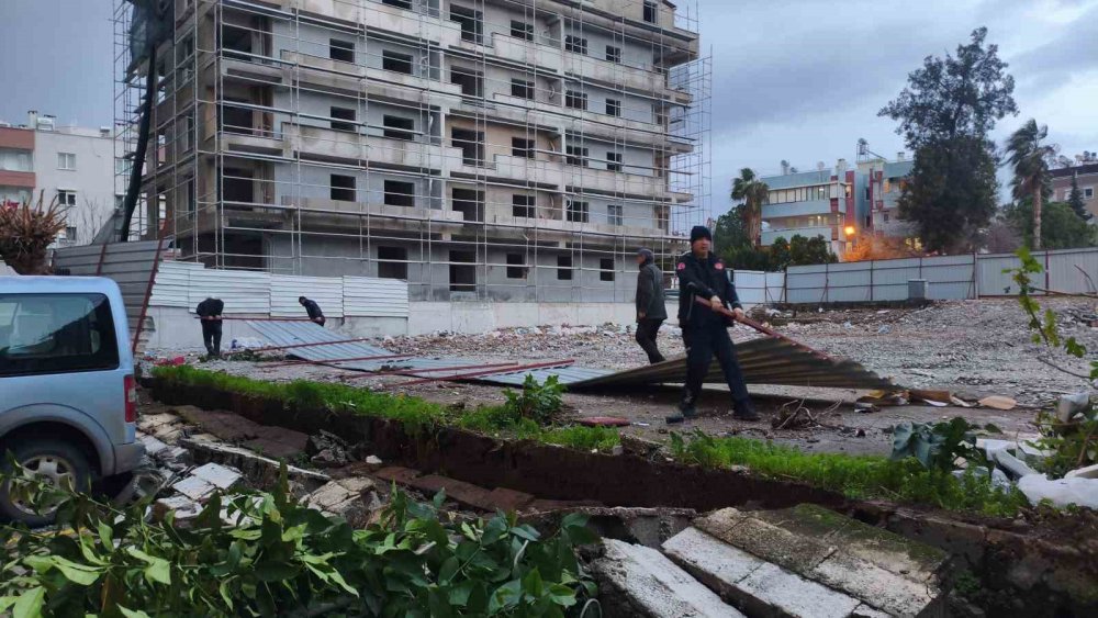 Şiddetli rüzgar Antalya'yı savaş alanına çevirdi