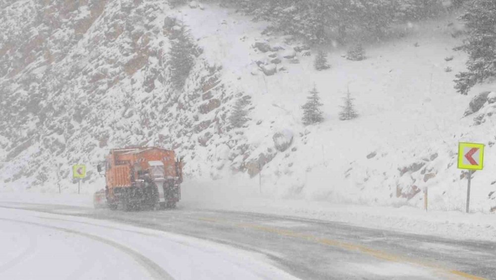 Konya'dan yola çıkanlar ve Konya'ya gelenler dikkat! Alacabel'de 25 santim kar