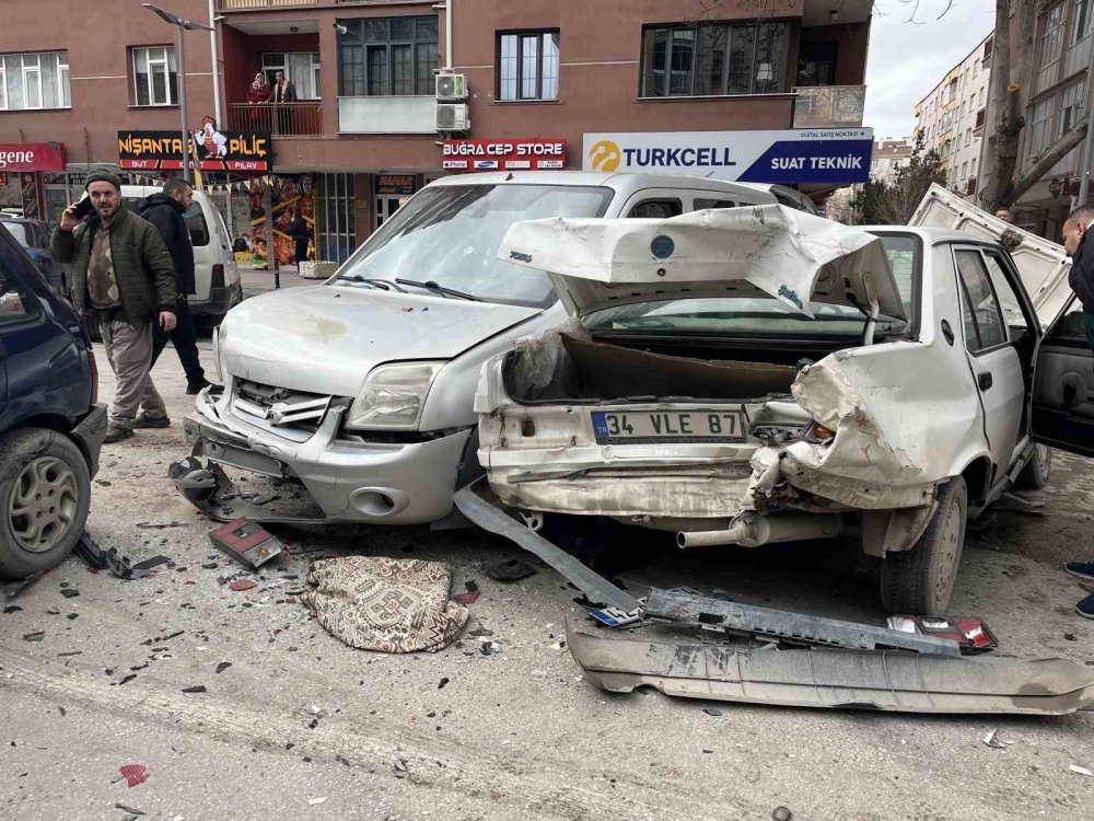 Konya'nın göbeğinde kırmızı ışık dehşeti! 7 aracın arasına daldı